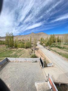 Blick auf eine unbefestigte Straße mit Himmel in der Unterkunft Auberge Restaurant Camping Taghzout in Agoudal