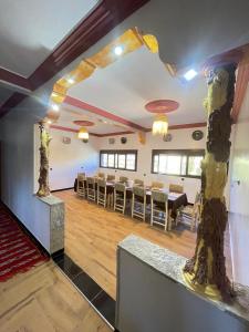 ein großer Bankettsaal mit Tisch und Stühlen in der Unterkunft Auberge Restaurant Camping Taghzout in Agoudal