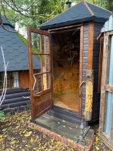 Κήπος έξω από το The Hobbit House and Secret Garden