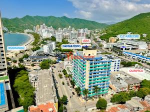 eine Luftblick auf eine Stadt mit einem Berg in der Unterkunft Apartamentos con vista al mar Brisa Marina Rodadero - by Bedviajes in Santa Marta