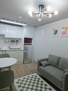 Η κουζίνα ή μικρή κουζίνα στο 홍대입구 원룸