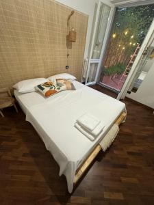 ein großes weißes Bett in einem Zimmer mit Fenster in der Unterkunft B&B Olimpia in Reggio nell'Emilia