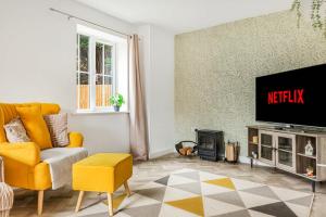 Et tv og/eller underholdning på 4-Bed Spacious House Perfect for Long-Term Stays