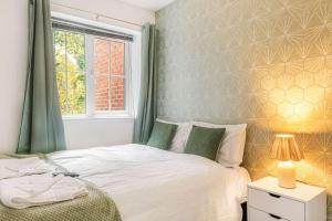 En eller flere senge i et værelse på 4-Bed Spacious House Perfect for Long-Term Stays