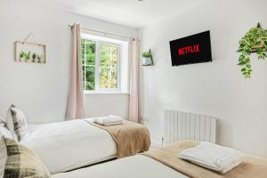 En eller flere senge i et værelse på 4-Bed Spacious House Perfect for Long-Term Stays