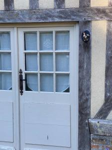 eine weiße Garagentür mit einem Fenster auf einem Gebäude in der Unterkunft Chambre privée autonome 