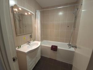 Un baño de Osterley Park Hotel 14 fotos más