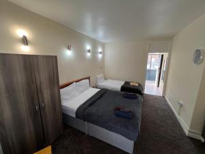 Una cama o camas en una habitación de Osterley Park Hotel