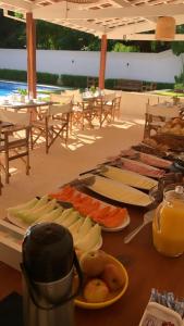 ein Tisch mit vielen verschiedenen Arten von Essen darauf in der Unterkunft Pousada Manacá Exclusive Suítes in Rifaina + 33 Fotos