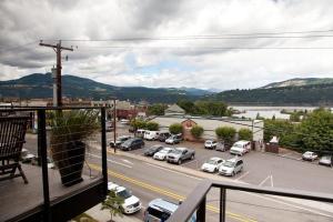 een uitzicht op een parkeerplaats met auto's op straat bij Bridge View Loft 30 Day in Hood River