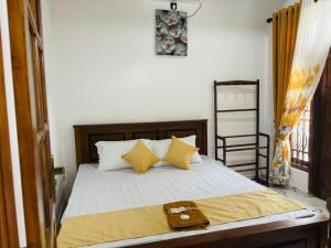 un dormitorio con una cama con un bolso en Spring View Holiday Home - 2nd Floor Apartment, en Badulla