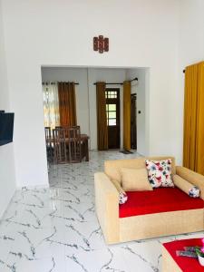 sala de estar con sofá y manta roja en Spring View Holiday Home - 2nd Floor Apartment, en Badulla