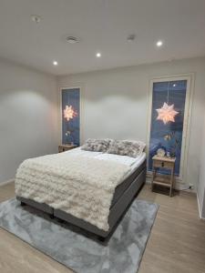 Postel nebo postele na pokoji v ubytování Aurora Sky Home with private sauna