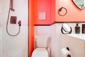 Koupelna v ubytování Colorful Downtown Apartment with Terrace + 3 fotografie