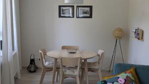 une salle à manger avec une table et des chaises dans l'établissement Moderne 3-Zimmer-Ferienwohnung direkt am Saaleradwanderweg, à Halle-sur-Saale