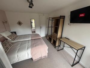 Ένα ή περισσότερα κρεβάτια σε δωμάτιο στο Auberge Maillebois chambre Lou