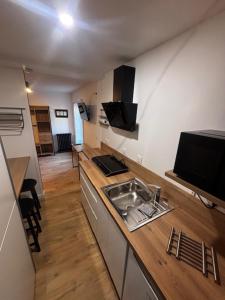 Η κουζίνα ή μικρή κουζίνα στο Auberge Maillebois chambre Lou