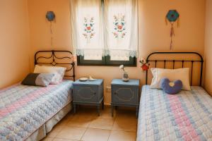 KástronにあるPolytropon Apartmentsのベッドルーム1室(ベッド2台、ナイトスタンド2台付)