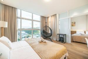 Ένα ή περισσότερα κρεβάτια σε δωμάτιο στο Riviera Concept 1 Qto e Piscina by Achei Camboriú +34 φωτογραφίες