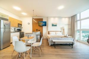 Η κουζίνα ή μικρή κουζίνα στο Riviera Concept 1 Qto e Piscina by Achei Camboriú