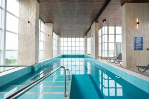 Πισίνα στο ή κοντά στο Riviera Concept 1 Qto e Piscina by Achei Camboriú