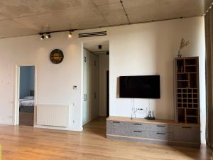 un salon avec une télévision à écran plat sur un mur dans l'établissement Ambassadori kachreti Golf Resort, Villa 10, à Stantsiya Kachreti
