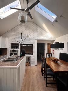 une cuisine et une salle à manger avec une table en bois dans l'établissement Driftwood on 6th Heritage Downtown Collingwood, à Collingwood