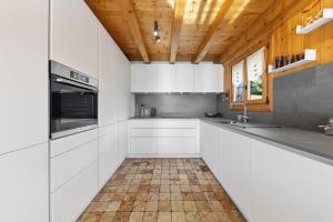 Nhà bếp/bếp nhỏ tại 5-Bedroom Mountain Chalet in Verbier