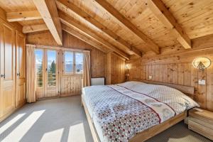 Giường trong phòng chung tại 5-Bedroom Mountain Chalet in Verbier