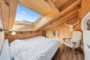 Giường trong phòng chung tại 5-Bedroom Mountain Chalet in Verbier +29 ảnh