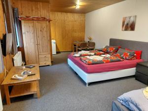 een slaapkamer met een bed en een tafel erin bij Frühstückspension Malu in Todenbüttel