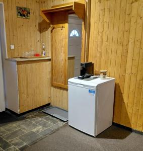 een keuken met een witte koelkast en een aanrecht bij Frühstückspension Malu in Todenbüttel