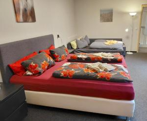 twee bedden in een kamer met twee bedden bij Frühstückspension Malu in Todenbüttel