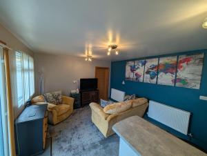 Μια τηλεόραση ή/και κέντρο ψυχαγωγίας στο Private, Modern and Detached Garden Apartment