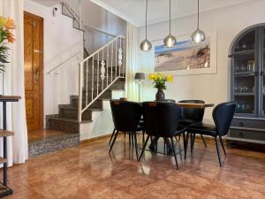 オリウエラにあるFamilienhaus in Cabo Roigのテーブルと椅子のあるダイニングルーム