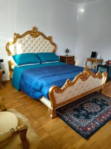 a bedroom with a king sized bed with a blue bedspread at One M in Borgarello
