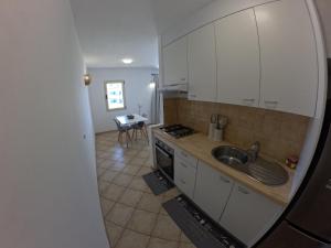 Kuchyň nebo kuchyňský kout v ubytování Miguel House