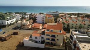 een luchtzicht op een stad met huizen en de oceaan bij Miguel House in Santa Maria