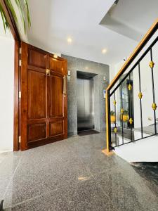 パタンにあるNavaya Residenceの大きな木製のドアと階段のある廊下 +22枚の写真