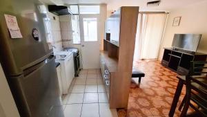 Η κουζίνα ή μικρή κουζίνα στο 11-3 Depto amoblado y equipado a pasos de la playa Arica!!