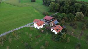 une vue aérienne d'une maison dans un champ dans l'établissement Ferienwohnungen Weishaupt Pfingstweider Straße 30, à Meckenbeuren