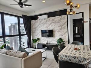 Μια τηλεόραση ή/και κέντρο ψυχαγωγίας στο Urban Suites Georgetown Penang - Sea View & Georgetown View - High Floor - Exclusive & Cozy Stay