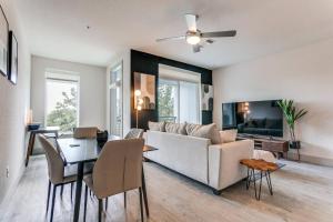 Televiisor ja/või meelelahutuskeskus majutusasutuses Riverwalk Oasis with Riverwalk Views Free Parking