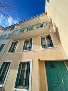 Το κτήριο όπου στεγάζεται  το διαμέρισμα