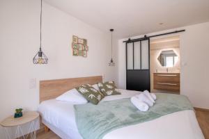 Postel nebo postele na pokoji v ubytování La Vallière, maison lumineuse et calme près du PuyduFou