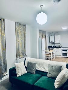 Kuchyň nebo kuchyňský kout v ubytování 2 Bedroom Cosy Apartment in Strood High Street F6