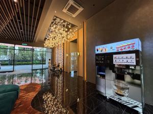 Un vestíbulo con un dispensador de bebidas en un edificio. en Kuala Lumpur Luxury Suites By Majestic Residence, en Kuala Lumpur