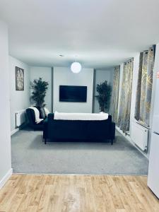 TV a/nebo společenská místnost v ubytování 2 Bedroom Cosy Apartment in Strood High Street F6