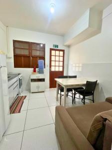 una cucina e una sala da pranzo con tavolo e sedie di Apartamento mobiliado em Florianópolis a Florianópolis