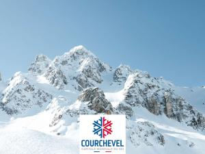 einen schneebedeckten Berg mit einem Schild davor in der Unterkunft Courchevel 1850 - Appartement 4 pers - Skis aux pieds avec Parking et Wifi - FR-1-631-232 in Courchevel + 4 Fotos